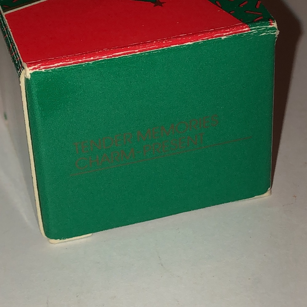 Avon Vintage Tender Moments Gold Tone Charm Present & Christmas Bells - Picture 4 of 7